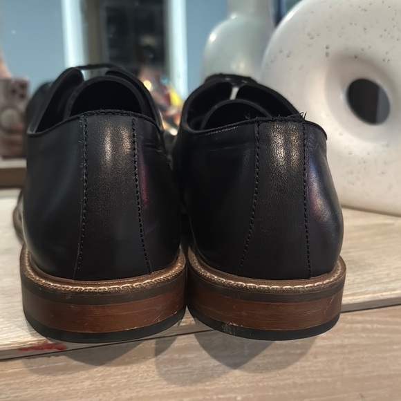 Vince‎ Camuto Black Leather Oxfords with Cap Toe - Picture 4 of 7